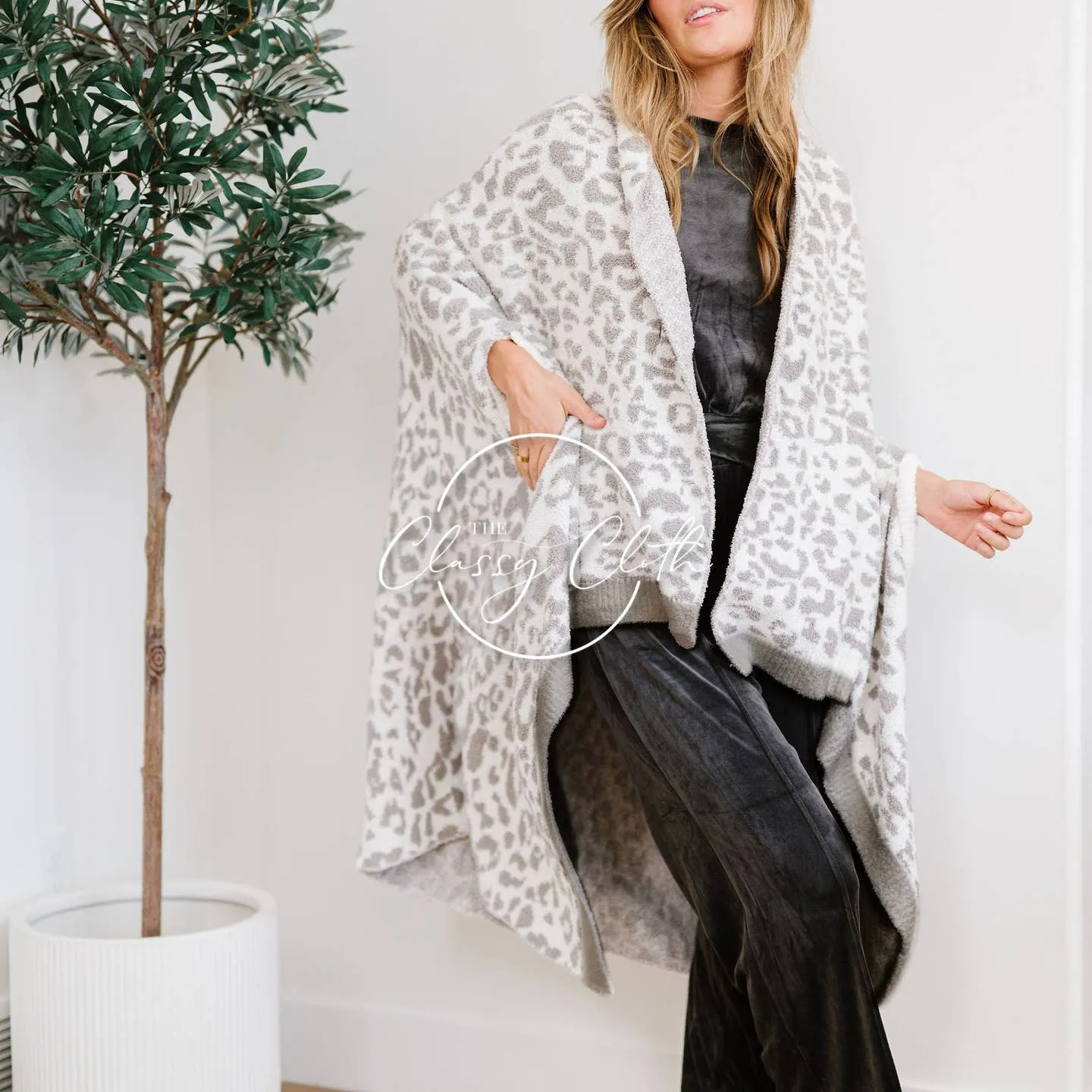 Luxe Wearable Blanket | Grey Beige Leopard